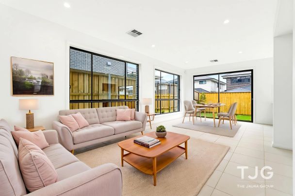 Contemporary Family Living with Style, Space & Comfort - Photo 1