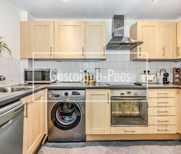 Leatherhead - Photo 5