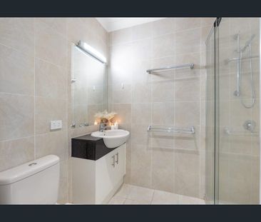 Just 150m to the waterfront, this coastal apartment offers a spacio... - Photo 6