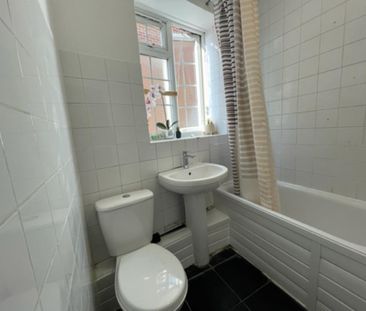 1 bedroom in a flat share to rent - Photo 4