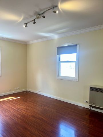 MODERN APARTMENT IN THE HEART OF FITZROY NORTH! - Photo 2