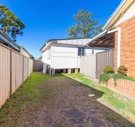 Modern two Bedroom Home with parking and air conditioning! - Photo 2