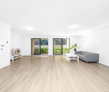Spacious Ground-Floor Apartment with Oversized Living Area & Entert... - Photo 1