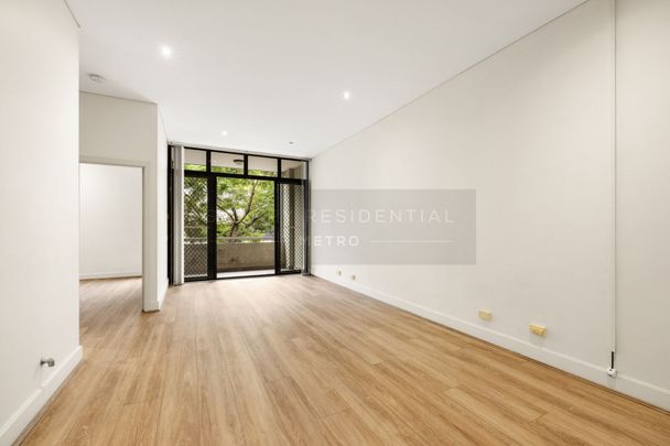 Charming 1-Bedroom Apartment with Brand New Floorboards in Prime Location - Photo 1