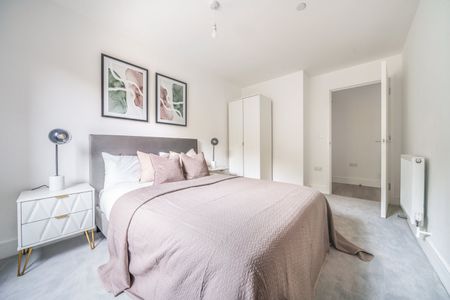 Flat to rent - Whiffens Avenue, Chatham, ME4 - Photo 2