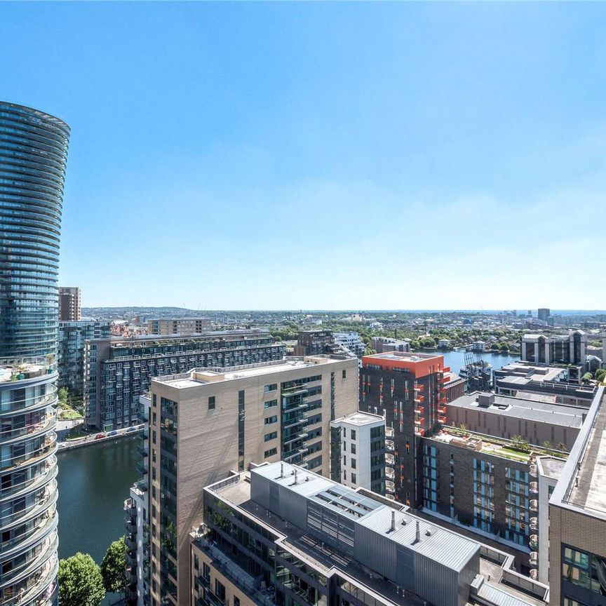 A bright two bed penthouse apartment with a large roof terrace with panoramic views across London. - Photo 1