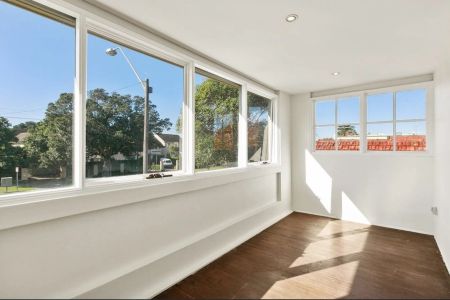 Top-Floor Art Deco Apartment in Boutique Block of Four - Photo 2