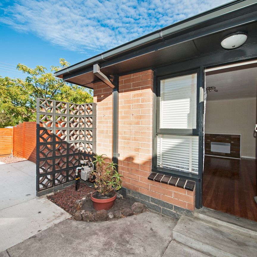 One bedroom with courtyard – close to Glen Huntly Road - Photo 1