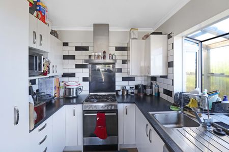 Tidy Four- Bedroom Home. - Photo 3