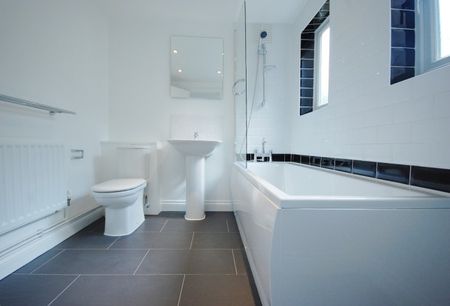 Two Bedroom House to rent in London - Photo 4