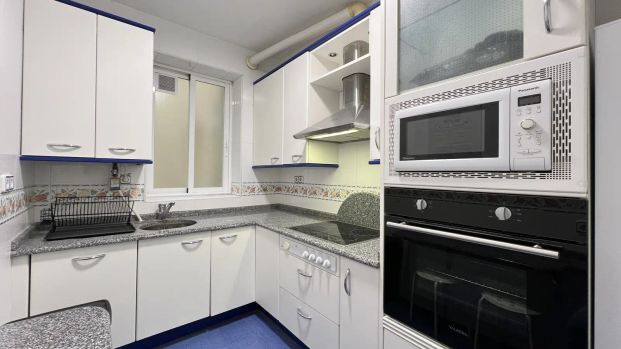 Room in a shared 6-bedroom apartment for rent in Sol, all bills included, professionals and students. - Foto 1