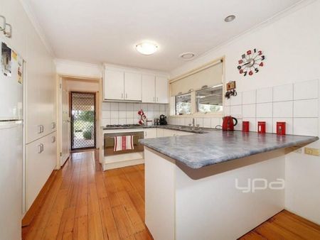 48 Bainbridge Close, CRAIGIEBURN - Photo 2