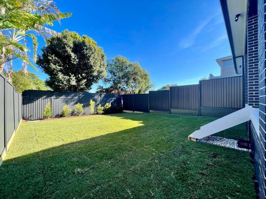 LUXURY 5 BEDROOM DUPLEX - PEAKHURST For Rent ! ! ! - Photo 1