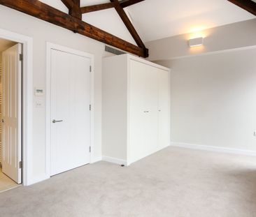 2 bedroom, 2 bathroom penthouse on a prestigious garden square in M... - Photo 2