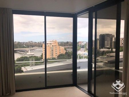 CITY LIVING AT ITS BEST ! 2 BED 2 BATH.... - Photo 2