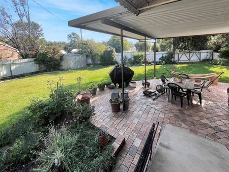 SPACIOUS FAMILY HOME IN GREAT LOCATION - Photo 2