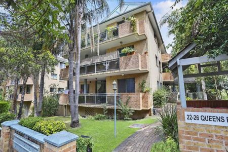 SPACIOUS & SUNNY APARTMENT! - Photo 3