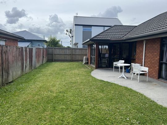 Riccarton – Spacious 3 double bedrooms, Double garage, 2 x Heat Pumps - Photo 1