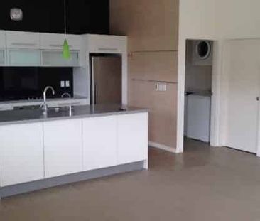 Spacious & Sunny 3-Bedroom Townhouse with Dual Decks – Great Location - Photo 3