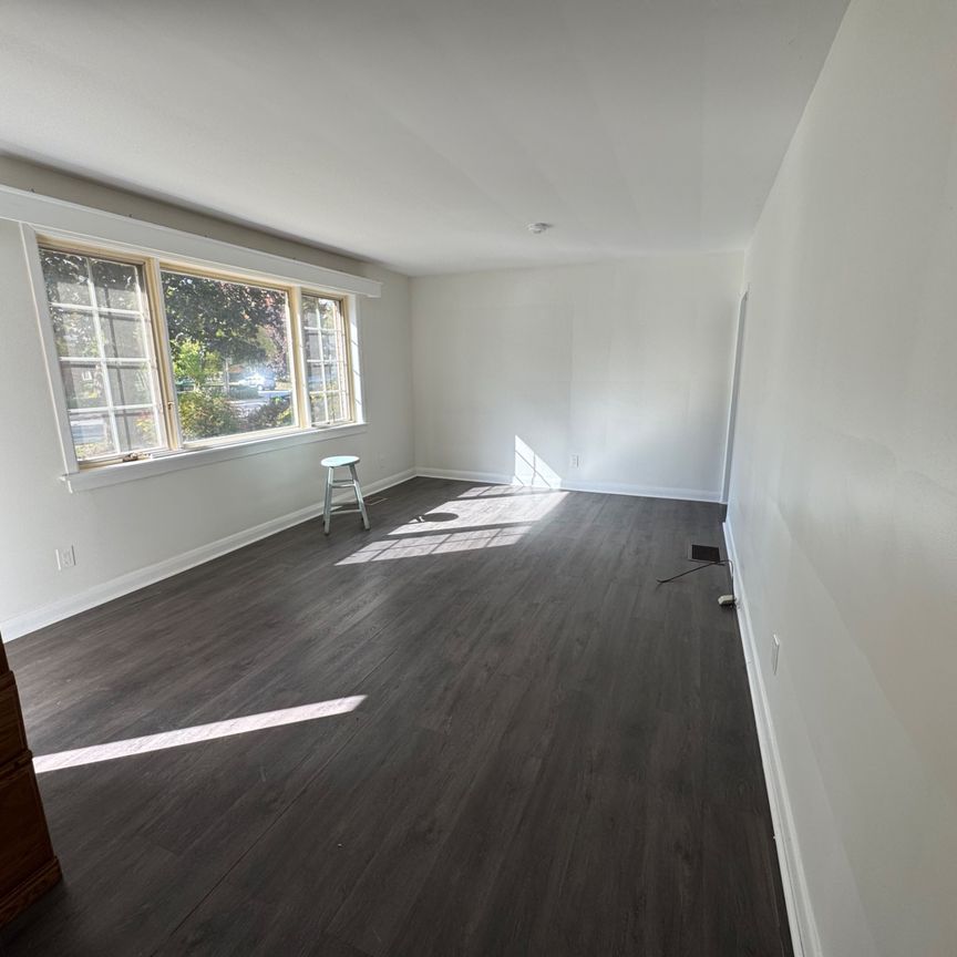 For Lease - 559 Drury Lane, Burlington, Ontario - Photo 1