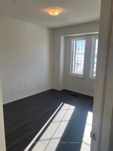 Condo Townhouse For Lease | S9044256 - Photo 2