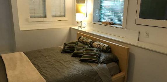 KITSILANO FURNISHED 1- BEDROOM GARDEN SUITE - Photo 2