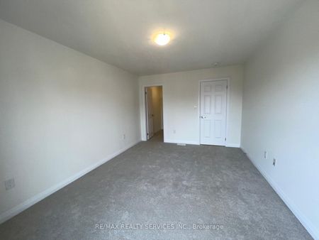 Townhouse For Lease | X8134278 - Photo 2