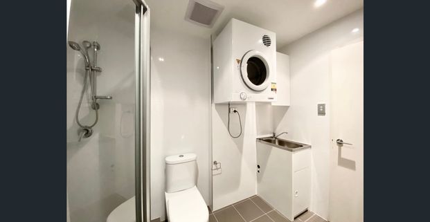 Large two bedroom apartment for lease! - Photo 1