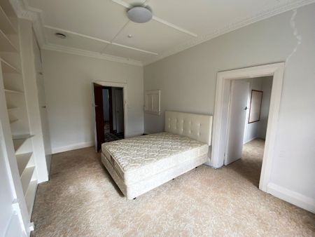 Five or Six Bedrooms - Photo 2