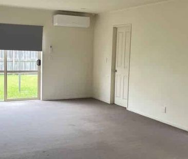 Spacious Family Townhouse in the Heart of Ranui - Photo 1