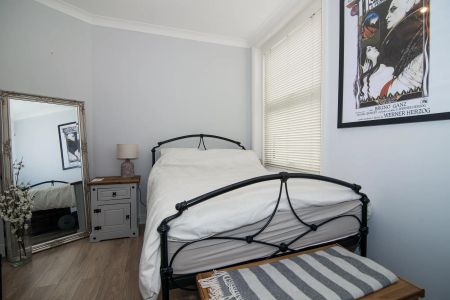 2 bedroom flat in 96 Kew Road - Photo 2