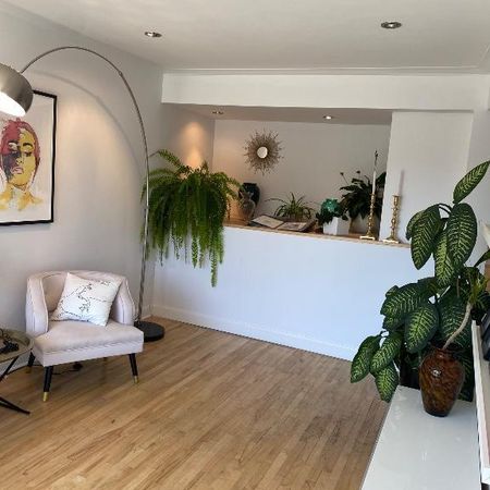 Grand 4 1/2 très lumineux ***chauffé éclairé inclus*** - Photo 3