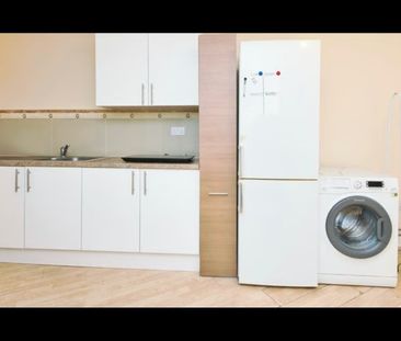 Studio Flat, London, IG11 - Photo 2