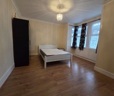 6 Bed Terraced House, West End Avenue, E10 - Photo 3