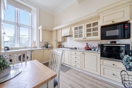 3 bedroom flat to rent - Photo 5