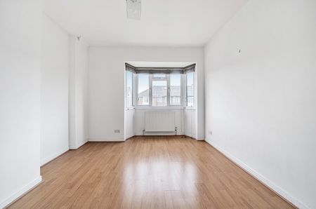 3 Bed Terraced House, St. Andrews Road, W3 - Photo 2