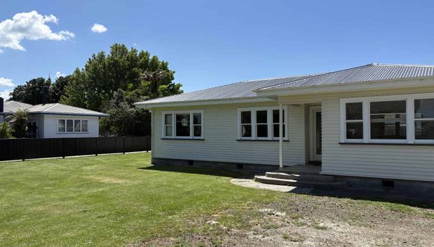 Plenty of space both indoors and out - Photo 1