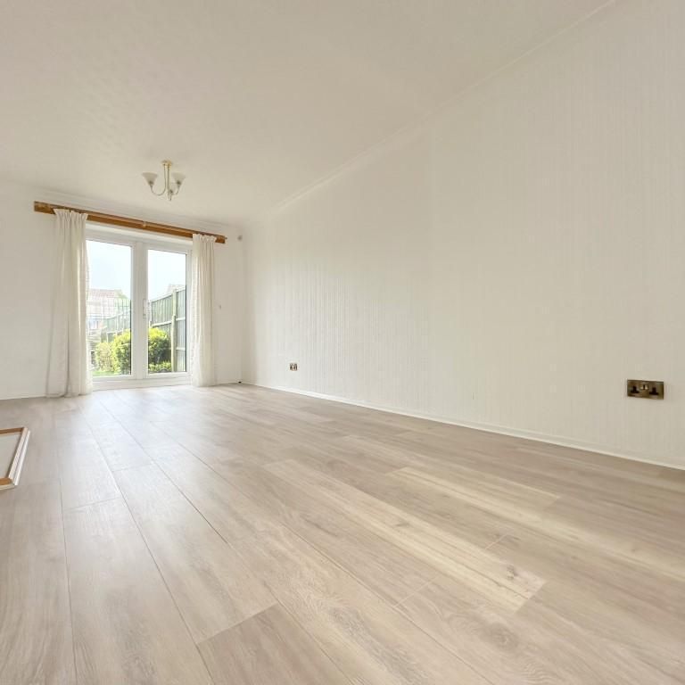 3 bedroom end of terrace house to rent - Photo 1