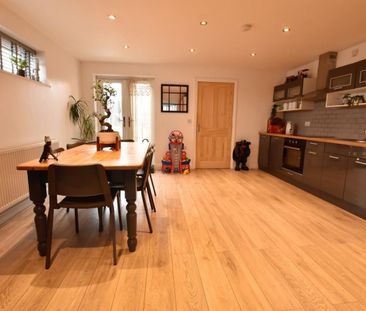 3 bedroom House To Let Total Size: 1111 SQ FT - Photo 3