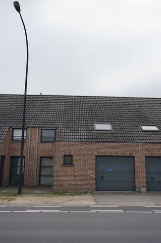 Zuidgerichte 3 slaapkamerwoning met inpandige garage. - Photo 2