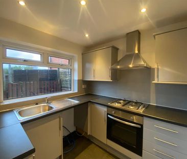 3 bedroom end of terrace house to rent - Photo 2