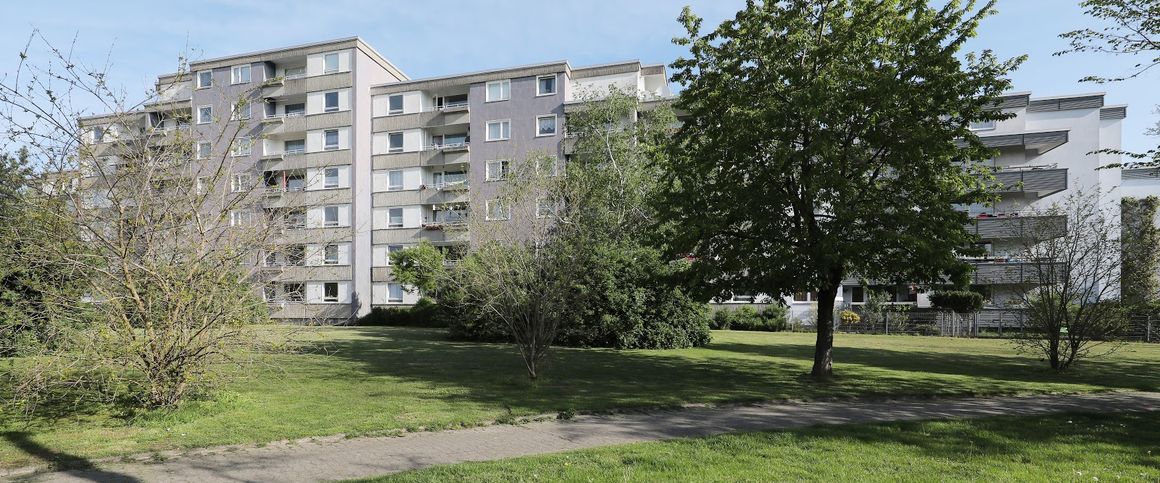 Helles Zimmer mit Balkon innerhalb einer 3er-WG // 2.OG links, Zimmer 0148 - Photo 1