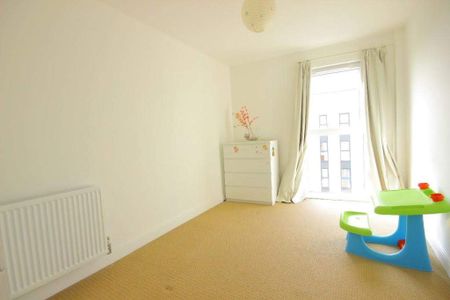 3 Bed Flat, Deganham, RM8 - Photo 5