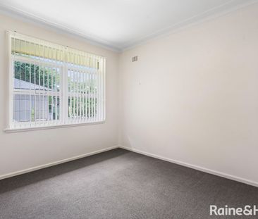 Charming 3-Bedroom Home with Spacious Yard - Photo 3