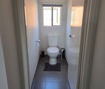 Cranbourne West - Photo 1