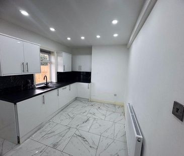 3 bedroom semi-detached house to rent - Photo 6