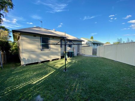 Sunny, Family Home in Prime Edgeworth Location - Photo 3