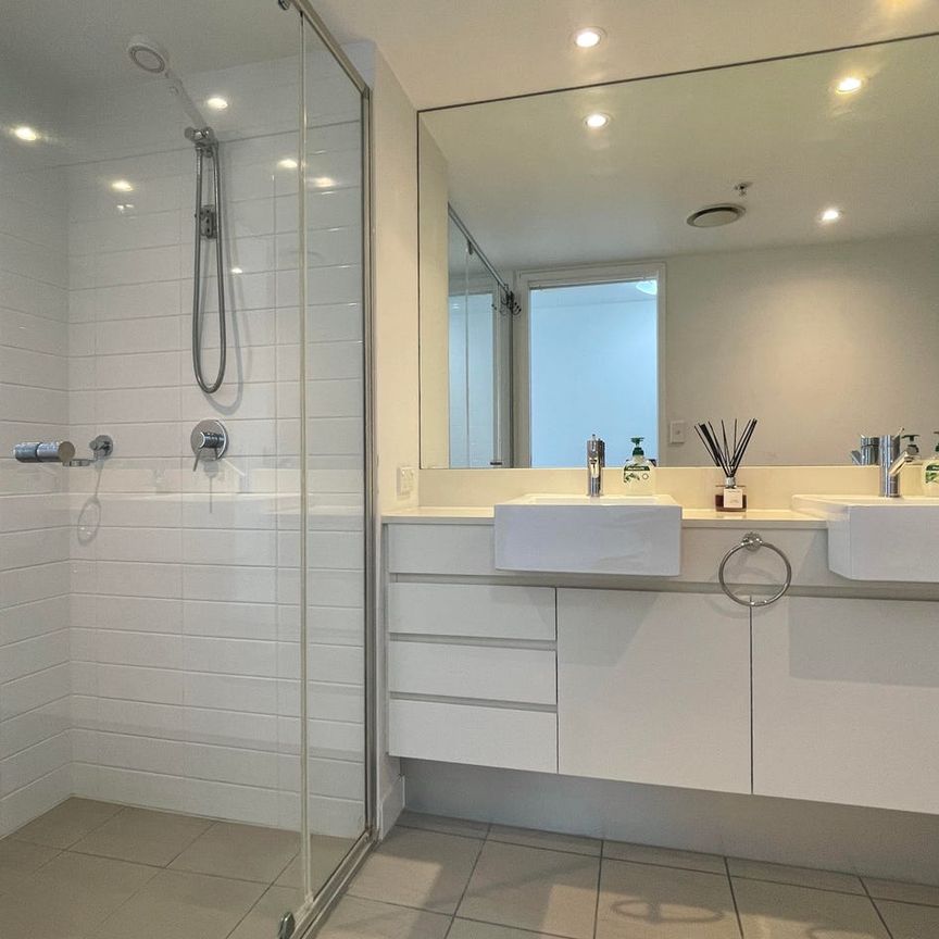 Luxurious Fully Furnished Apartment with Stunning Views - Photo 1