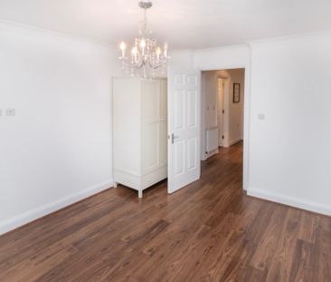 2 Bed Flat, St John's Hill, SW11 - Photo 4