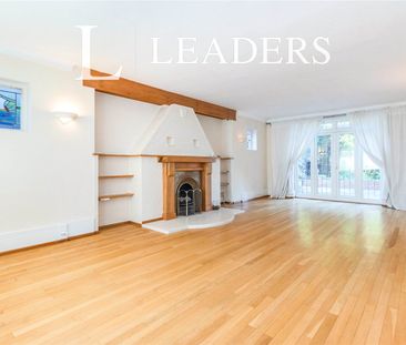 5 bedroom house to rent Burwood Park Road, Hersham, Walton-on-Thame... - Photo 2